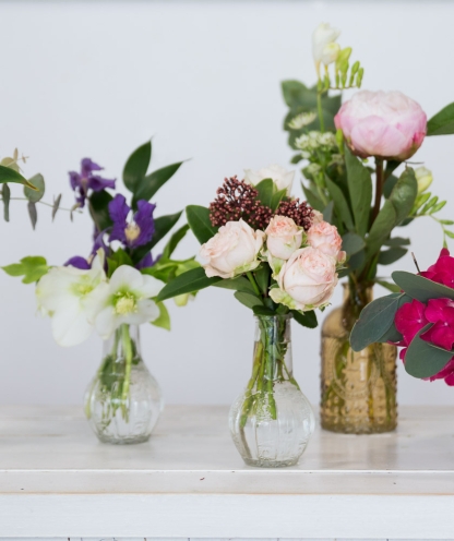 Fresh flower vase display on desk>
