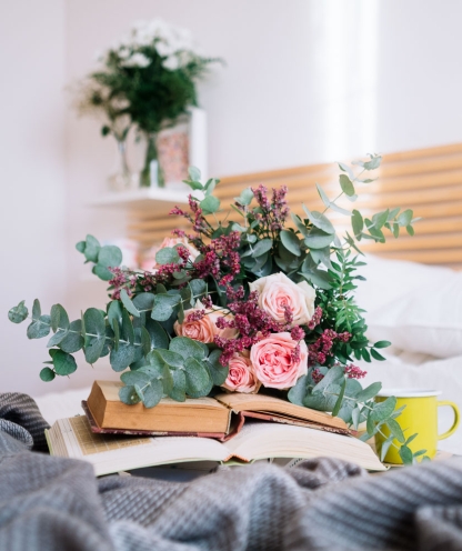 Bouquet of flowers lying on books>